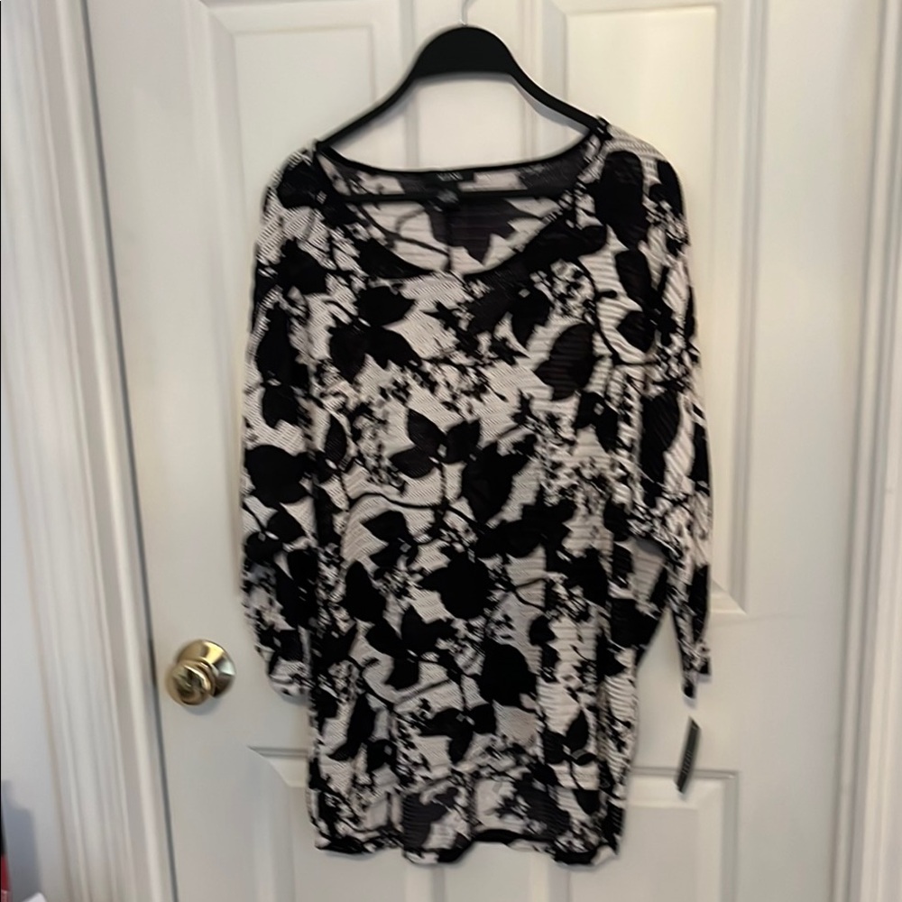 NWT! Alfani Black and White Floral Top. Label model: Something Blue